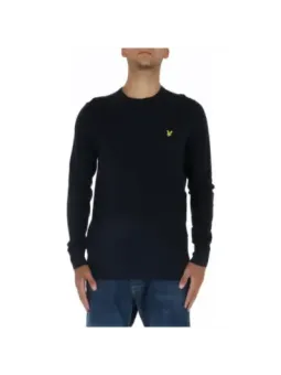 Mann trägt Lyle & Scott Pullover