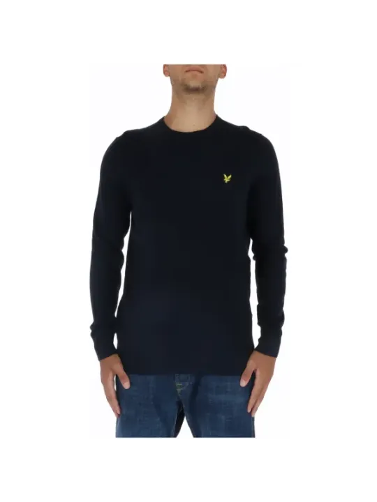 Mann trägt Lyle & Scott Pullover