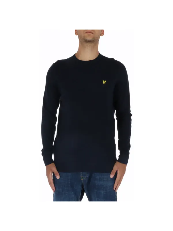 Mann trägt Lyle & Scott Pullover