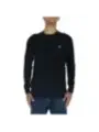 Mann trägt Lyle & Scott Pullover