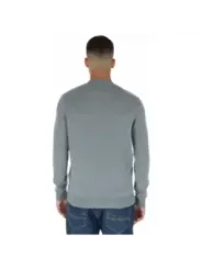 Grauer Strickpullover, Jeans, Rückenansicht