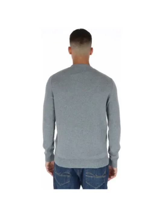 Grauer Strickpullover, Jeans, Rückenansicht