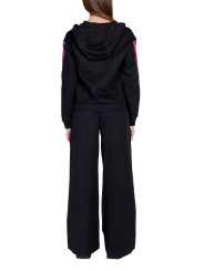 Schwarzes Sportoutfit mit pinken Akzenten