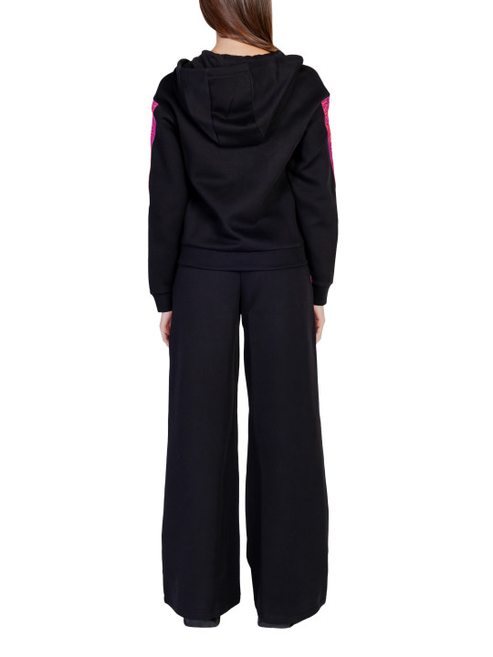 Schwarzes Sportoutfit mit pinken Akzenten