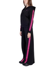 Schwarzer Trainingsanzug mit pinken Akzenten