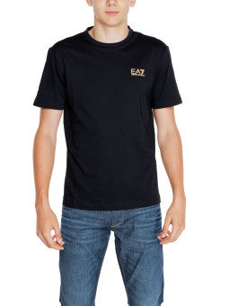 Mann trägt EA7 T-Shirt Jeans