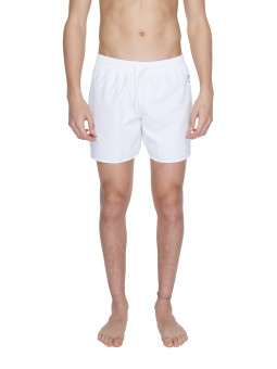 Männermodel trägt weiße EA7 Badehose