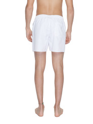 Mann trägt weiße EA7 Badehose