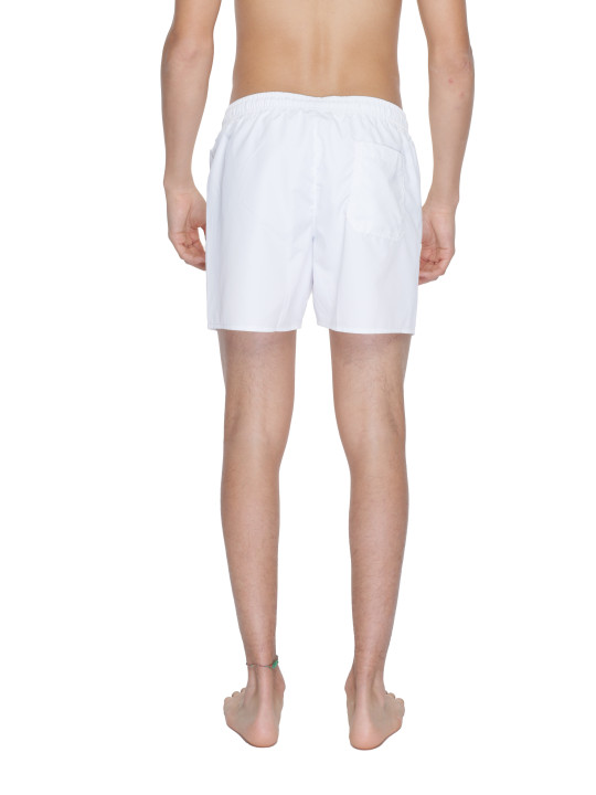 Mann trägt weiße EA7 Badehose