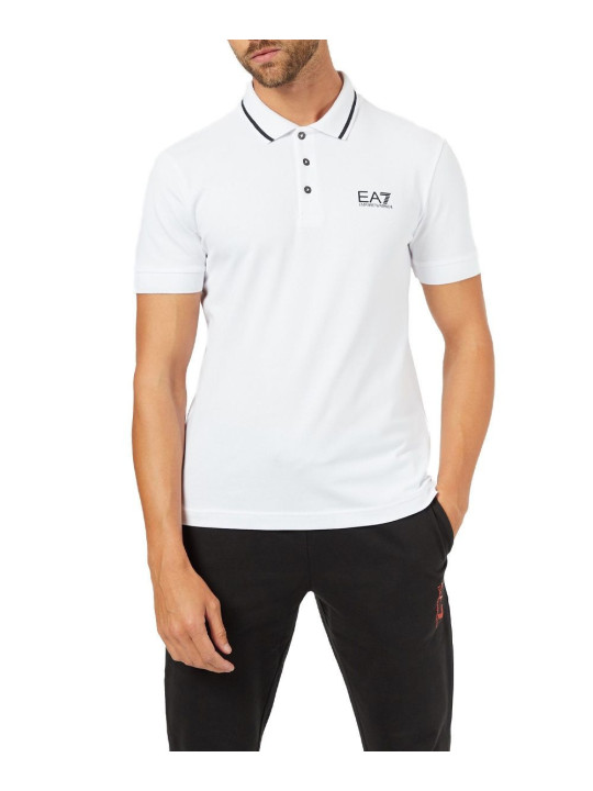 Weißes Polohemd mit schwarzer Hose