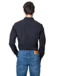 Mann trägt Tommy Hilfiger Hemd