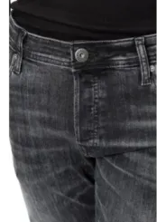 Dunkle Jeans mit geradem Schnitt