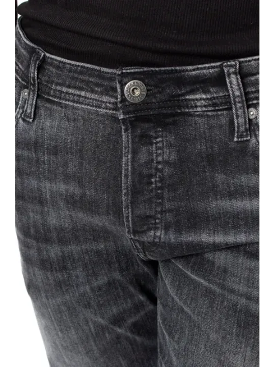 Dunkle Jeans mit geradem Schnitt