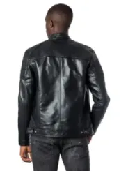 Schwarze Lederjacke, Mann hintenansicht