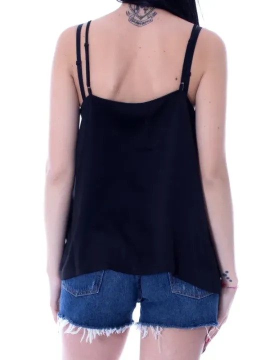 Schwarzes Stringtop mit Jeansshorts