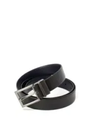 Schwarzer Ledergürtel mit Metallschnalle