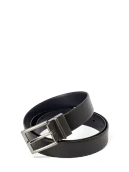 Schwarzer Ledergürtel mit Metallschnalle