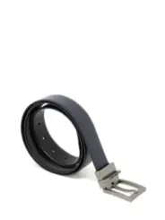 Schwarzer Ledergürtel mit silberner Schnalle