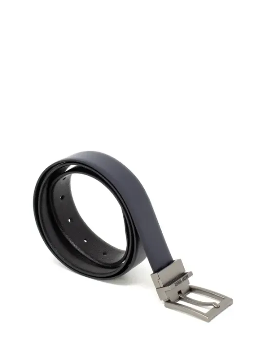 Schwarzer Ledergürtel mit silberner Schnalle