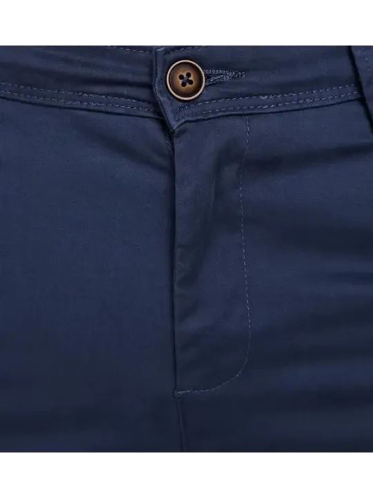 Helle Herrenhose mit Knopfleiste