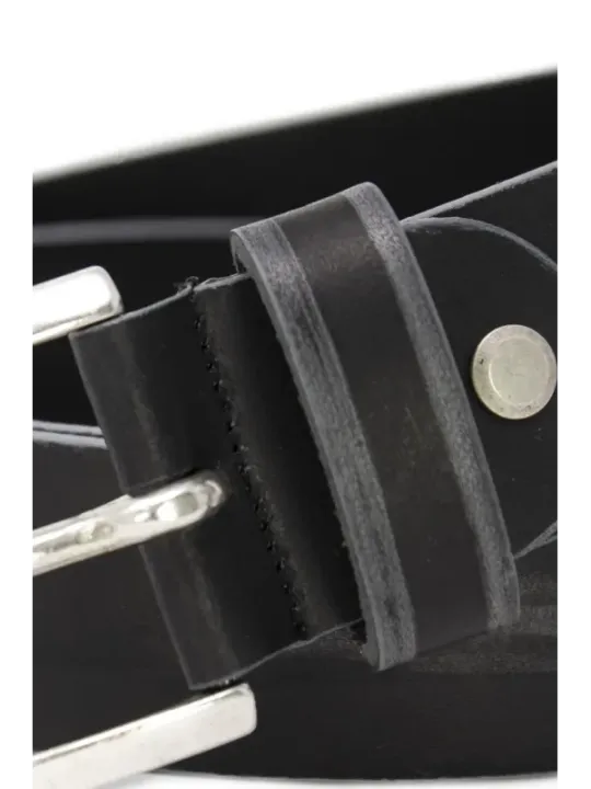 Schwarzer Ledergürtel mit Schnalle