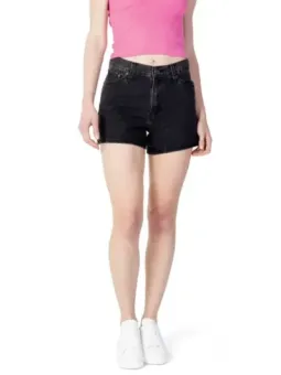 Schwarze Denim-Shorts, pinkes Top