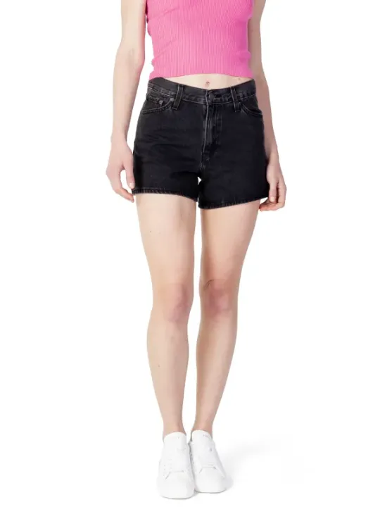 Schwarze Denim-Shorts, pinkes Top