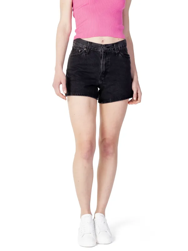 Schwarze Denim-Shorts, pinkes Top