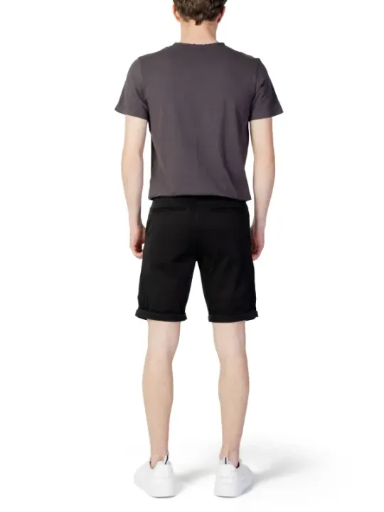 Mann trägt Jack & Jones Shorts