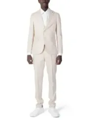 Beiges Anzug mit weißen Schuhen