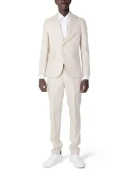 Beiges Anzug mit weißen Schuhen