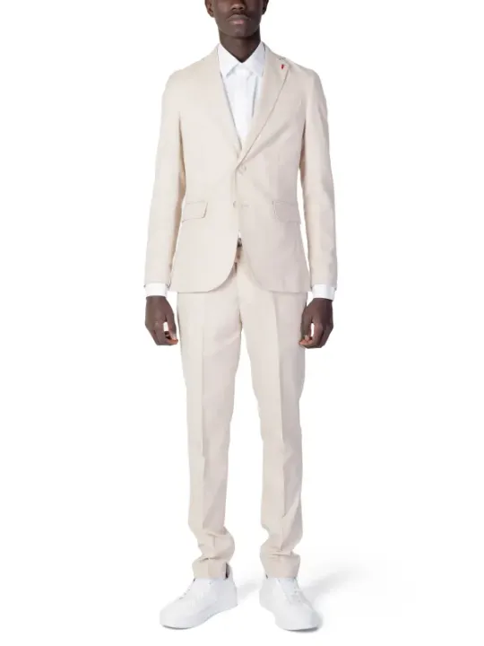 Beiges Anzug mit weißen Schuhen