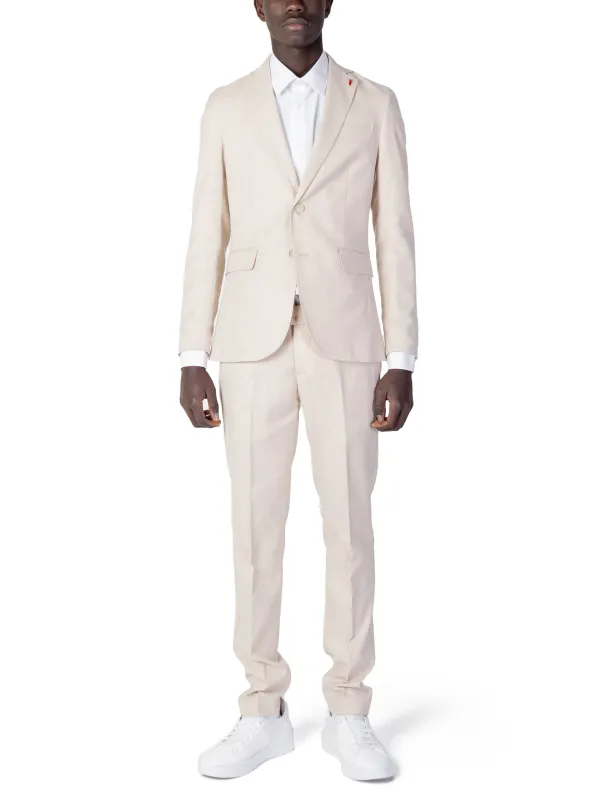 Beiges Anzug mit weißen Schuhen