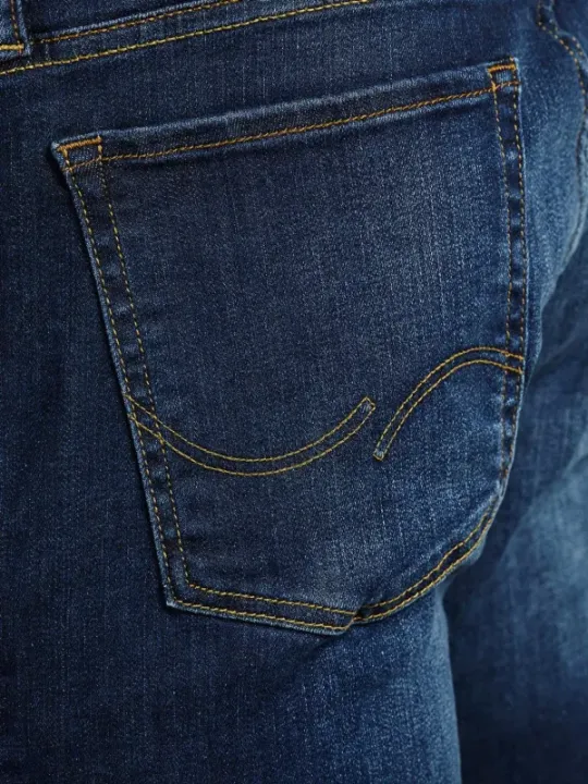 Dunkle Jeans mit gelber Naht