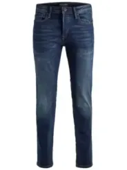 Modell präsentiert blaue Jack & Jones Jeans