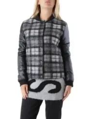 Karo und Lederjacke mit Druckknöpfen