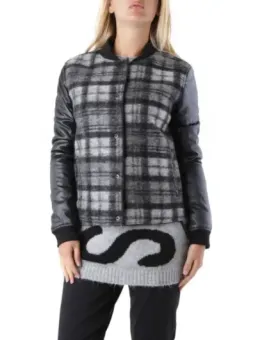 Karo und Lederjacke mit Druckknöpfen