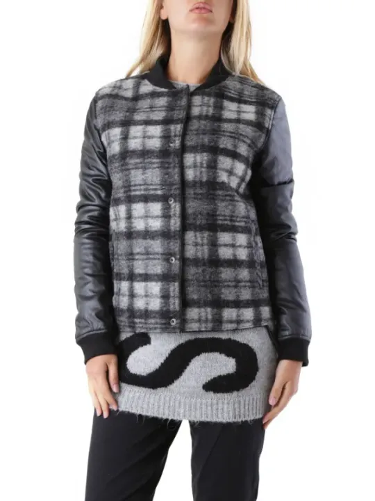 Karo und Lederjacke mit Druckknöpfen