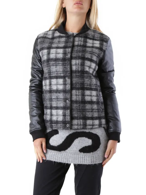 Karo und Lederjacke mit Druckknöpfen