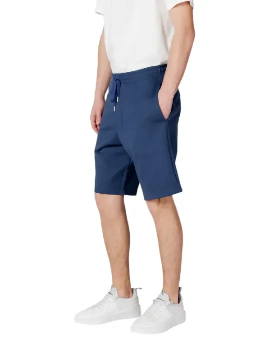 Mann trägt blaue Replay-Bermudas