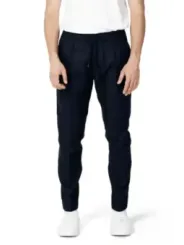 Schwarze Hosen und weiße Sneaker