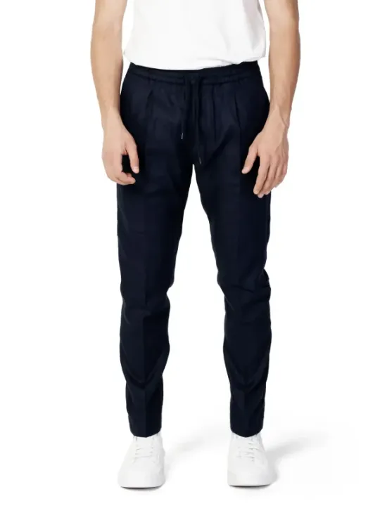 Schwarze Hosen und weiße Sneaker