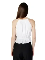 Frau mit weißer Pepe Jeans Bluse