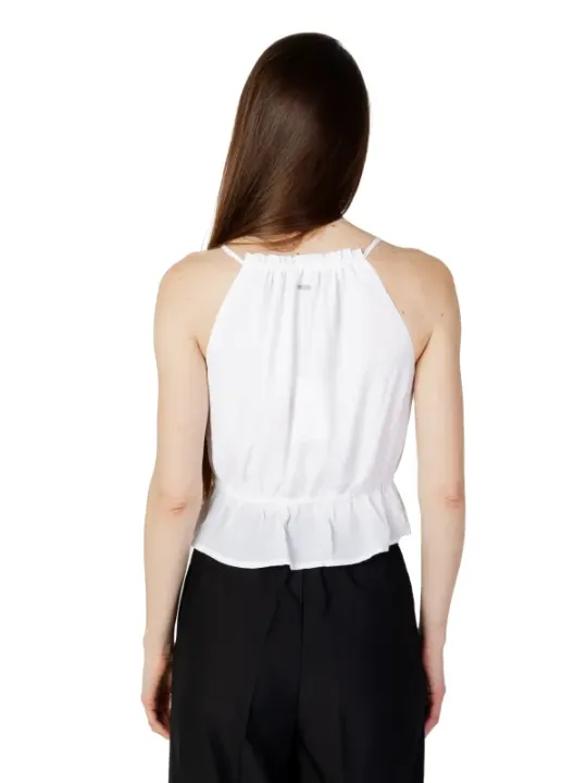 Frau mit weißer Pepe Jeans Bluse