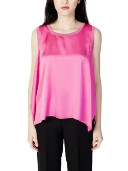 Magenta Seidentop mit glitzerndem Ausschnitt