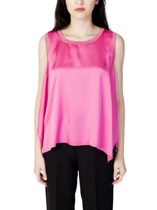 Magenta Seidentop mit glitzerndem Ausschnitt