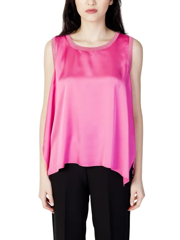 Magenta Seidentop mit glitzerndem Ausschnitt