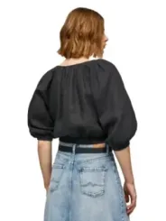 Frau trägt Jeans und Top