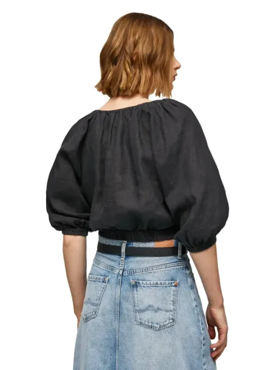 Frau trägt Jeans und Top