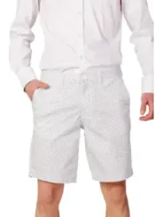 Weißes Hemd mit gemusterten Shorts